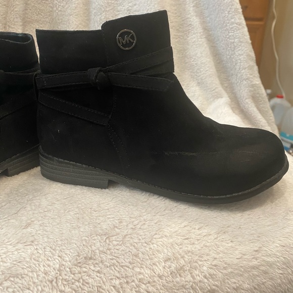 Mk boots in black has a couple scuff marks but cute boots - Picture 6 of 13